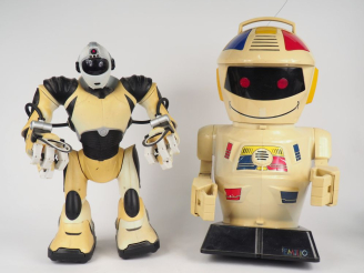 Vente aux enchères Lot de deux robots comprenant : - Robot Emilio télécommandé (état d'us