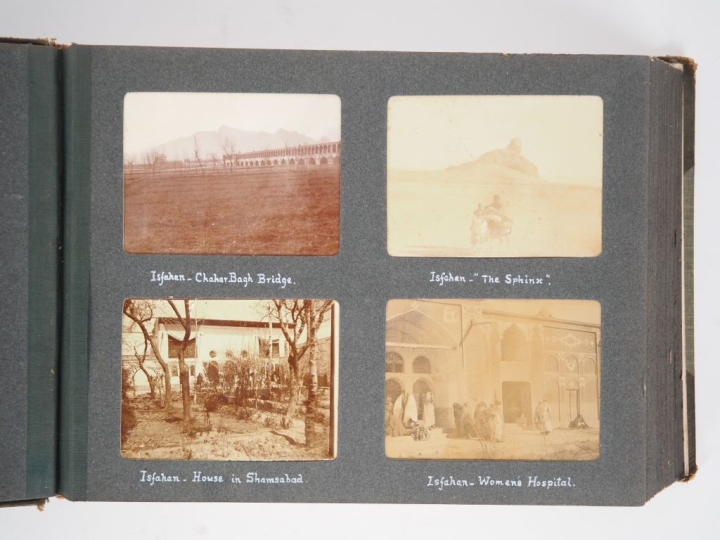 PHOTOGRAPHIE. Album contenant environ 155 photographies de voyages : I