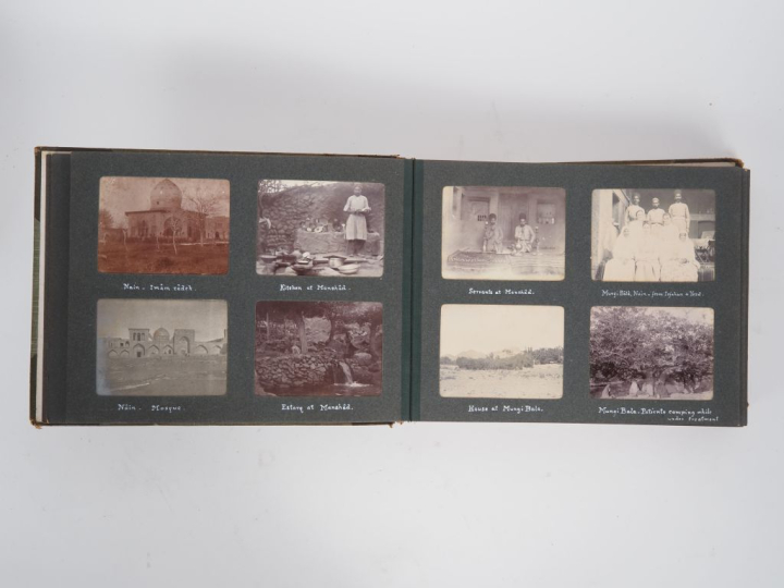 PHOTOGRAPHIE. Album contenant environ 155 photographies de voyages : I