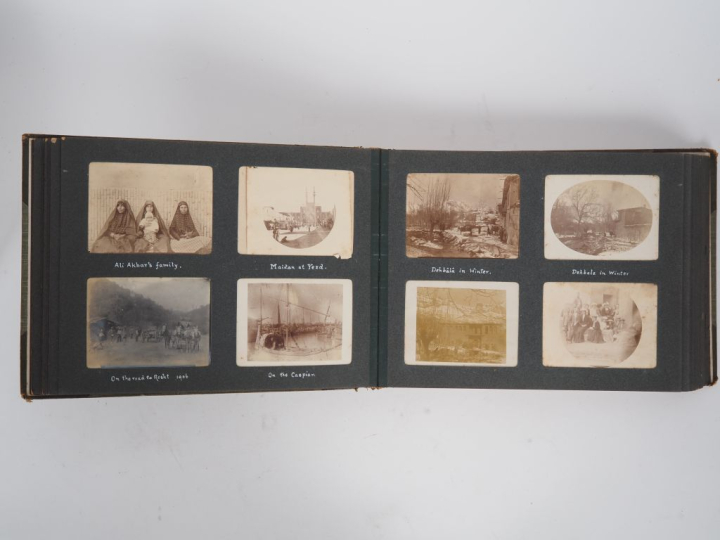 PHOTOGRAPHIE. Album contenant environ 155 photographies de voyages : I