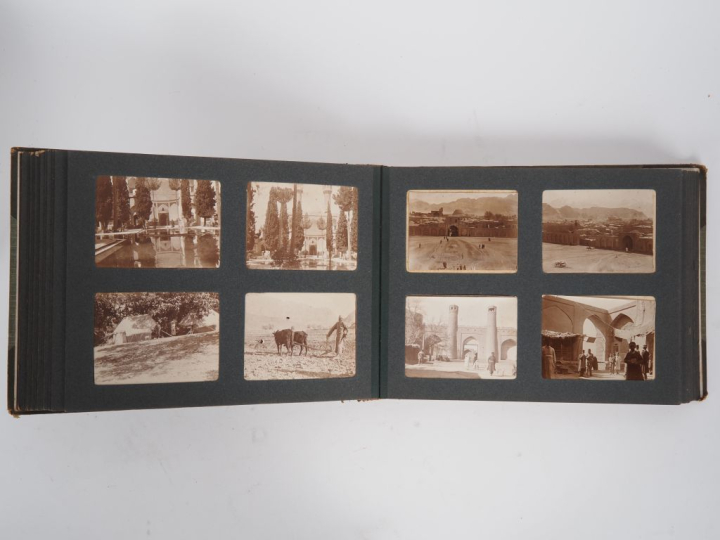 PHOTOGRAPHIE. Album contenant environ 155 photographies de voyages : I