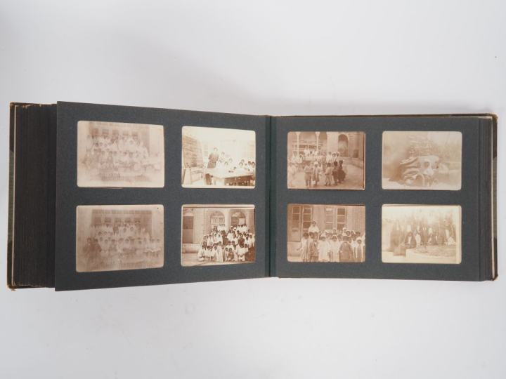 PHOTOGRAPHIE. Album contenant environ 155 photographies de voyages : I