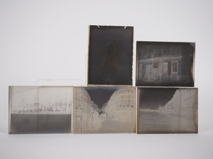 PHOTOGRAPHIE. Lot de seize plaques photographiques négatives 'A. Lumiè
