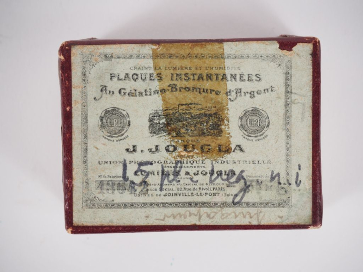 PHOTOGRAPHIE. Lot comprenant :  - quinze plaques photographiques 4,5 x