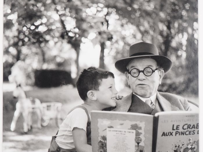 PHOTOGRAPHIE. Janine NIEPCE. "Rully 1952, complicité en lisant Tintin,