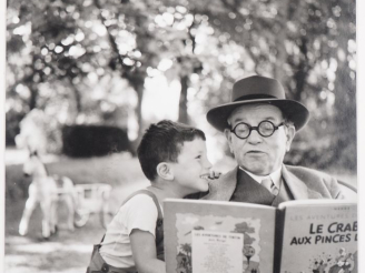 Vente aux enchères PHOTOGRAPHIE. Janine NIEPCE. "Rully 1952, complicité en lisant Tintin,