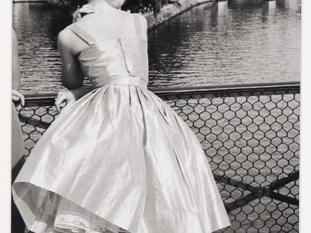 PHOTOGRAPHIE. Janine NIEPCE. "Jeune fille sur la passerelle des arts".