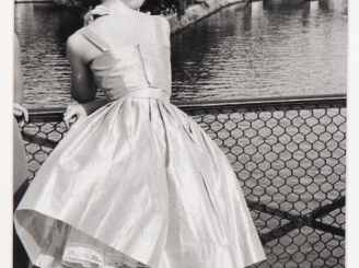 Vente aux enchères PHOTOGRAPHIE. Janine NIEPCE. "Jeune fille sur la passerelle des arts".