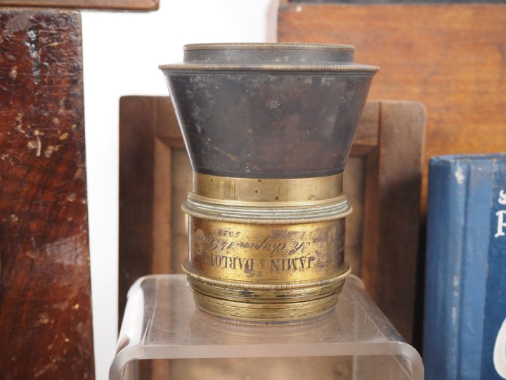 JAMIN DARLOT. Objectif en laiton pour portrait et paysage. H. 9 cm. (é