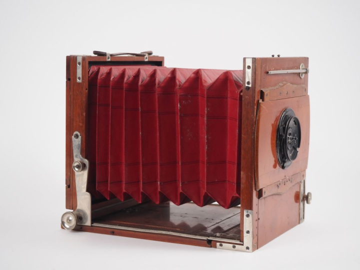 Chambre photographique 13x18 cm en acajou verni avec objectif C.P. GOE