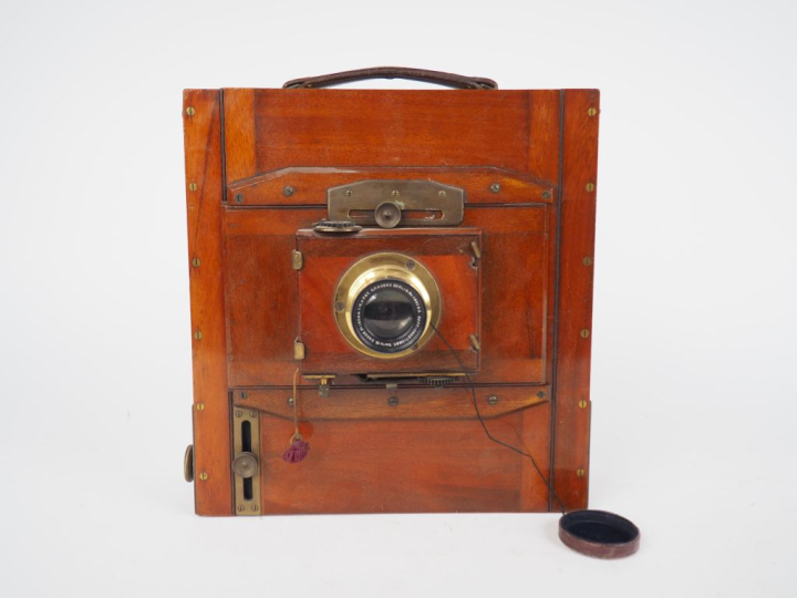 Chambre photographique de voyage 13 x 18 cm en acajou verni avec obtur