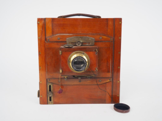 Vente aux enchères Chambre photographique de voyage 13 x 18 cm en acajou verni avec obtur