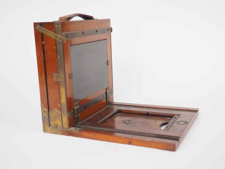 Chambre photographique de voyage 13 x 18 cm en acajou verni avec obtur