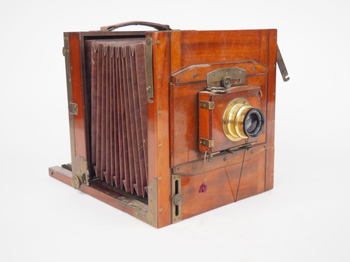 Chambre photographique de voyage 13 x 18 cm en acajou verni avec obtur