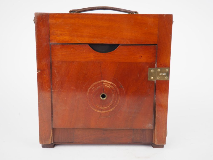 Chambre photographique de voyage 13 x 18 cm en acajou verni avec obtur