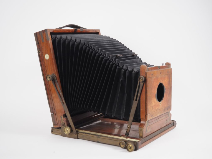 GLOBUS ERNEMANN. Chambre photographique 18 x 24 cm en acajou verni. (s