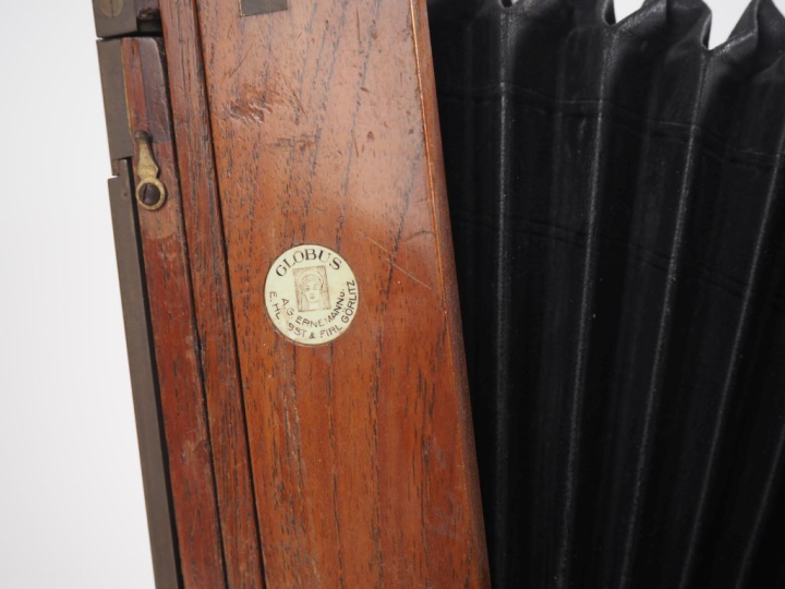 GLOBUS ERNEMANN. Chambre photographique 18 x 24 cm en acajou verni. (s