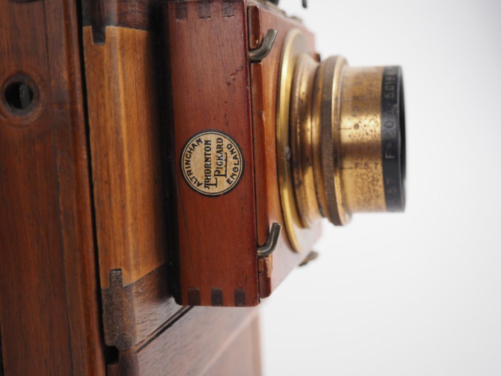 Chambre photographique de voyage 13 x 18 cm en acajou avec obturateur 