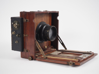 Vente aux enchères Chambre photographique 13 x 17 cm en acajou avec objectif n°710633. (a