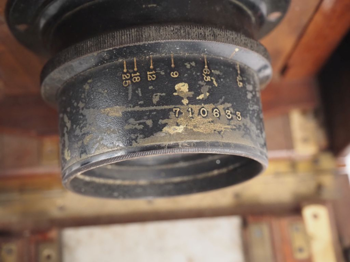 Chambre photographique 13 x 17 cm en acajou avec objectif n°710633. (a