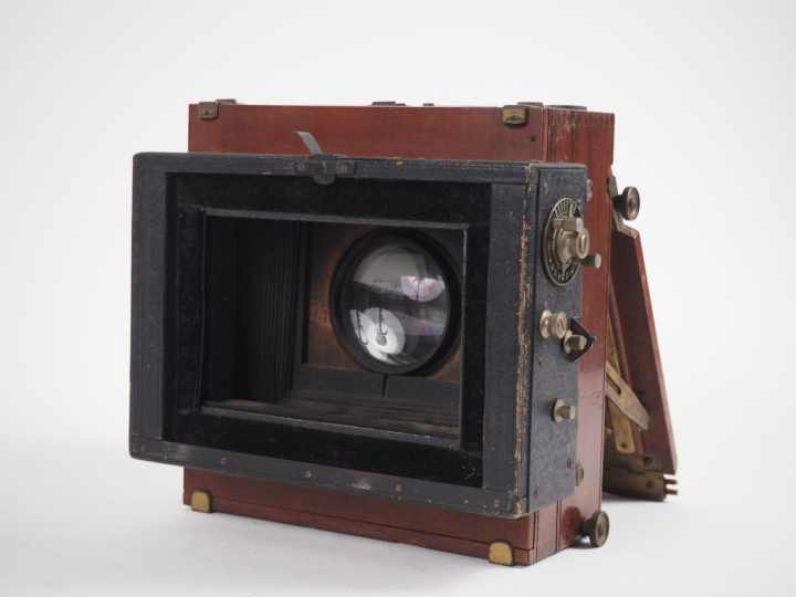 Chambre photographique 13 x 17 cm en acajou avec objectif n°710633. (a