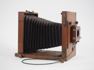 Vente aux enchères Chambre photographique 13 x 18 cm avec obturateur MATTIOLI. (sans obje