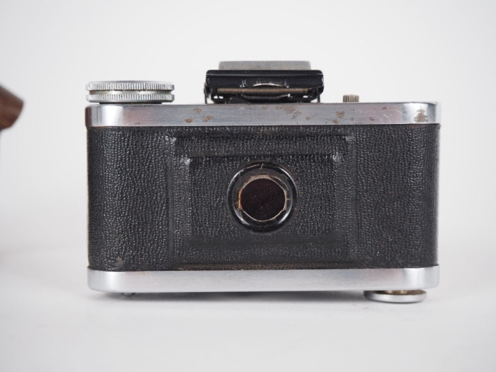 ELJY LUMIÈRE. Appareil photographique miniature avec étui.