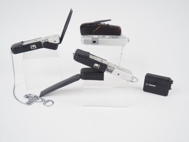 MINOX. Lot de trois appareils photographiques miniatures, on y joint u