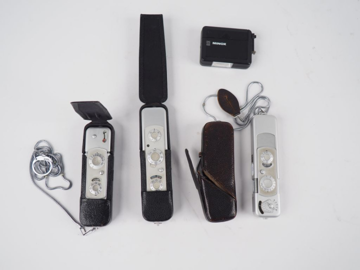 MINOX. Lot de trois appareils photographiques miniatures, on y joint u