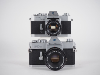 Vente aux enchères BELL   HOWELL. Lot de deux appareils photographiques : - FD35 n°113879