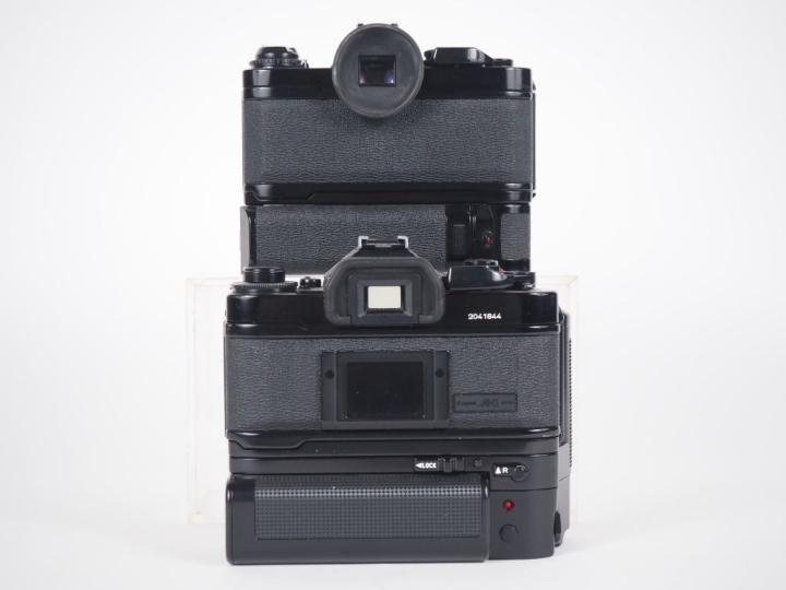 CANON. Lot de deux appareils photographiques : - AV-1 n°906368 avec PO