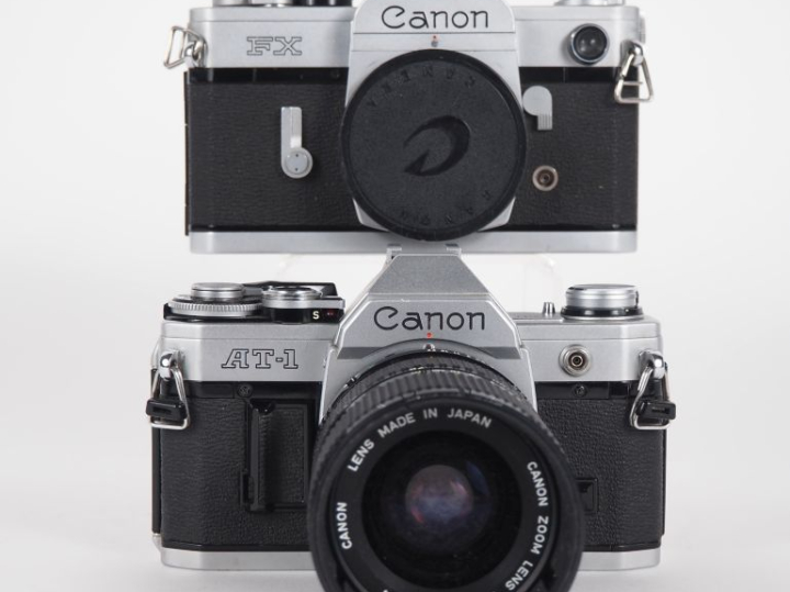 CANON. Lot de deux appareils photographiques : - CANON FX n°220704 (sa