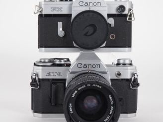 Vente aux enchères CANON. Lot de deux appareils photographiques : - CANON FX n°220704 (sa