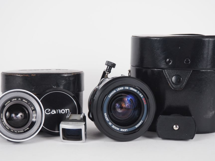 CANON. Lot de deux objectifs dans leurs étuis : - TS 1:2.8/35 n°12710 