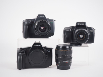 Vente aux enchères CANON. Lot de trois appareils photographiques reflex : - EOS 600 n°253