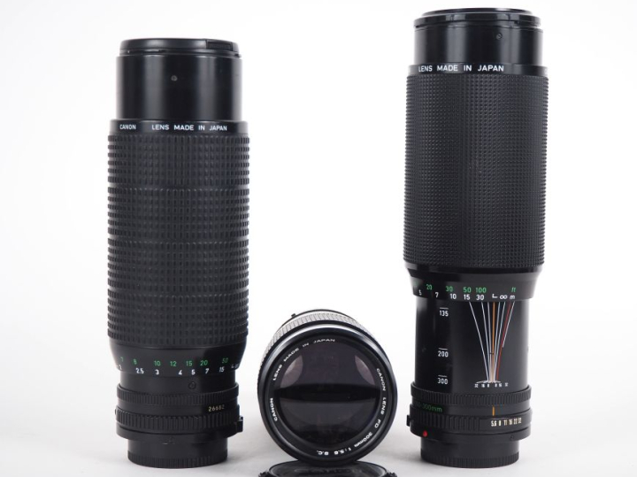 CANON. Lot de trois téléobjectifs : - ZOOM FD 1:5.6/100-300 n°160113 -