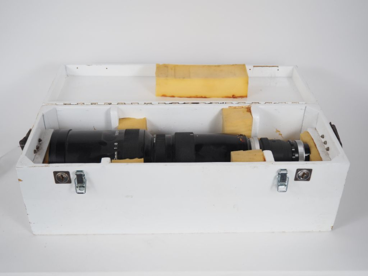 CANON. Super Téléobjectif FL 1:8/800 n°10157 dans une malette en bois 