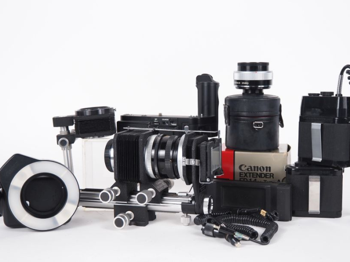 CANON. Lot d'accessoires pour appareils photographiques : - BATTERY CA