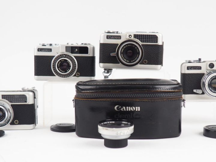 CANON DEMI. Lot de quatre appareils photographiques : - C n°106635 ave