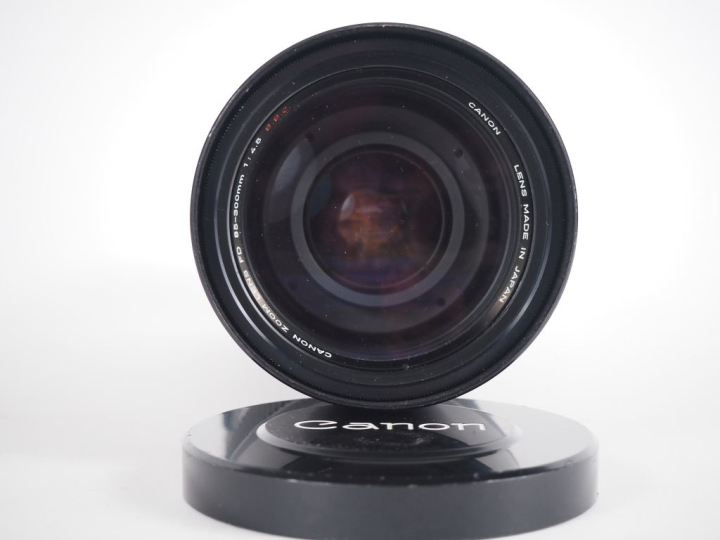 CANON. Téléobjectif ZOOM FD 1:4.5/85-300 n°15669 avec bouchon.