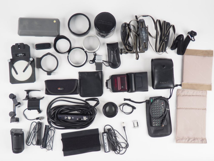 CANON. Important lot d'accessoires pour appareils photographiques, la 