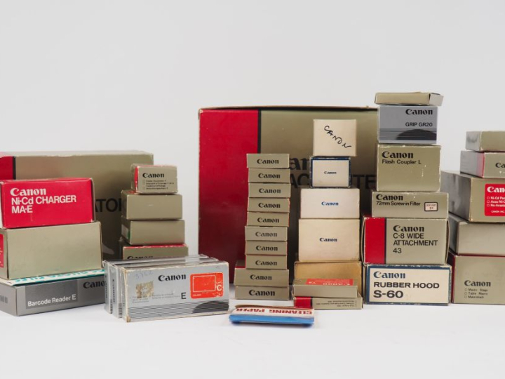 CANON. Important lot d'accessoires pour appareils photographiques, la 