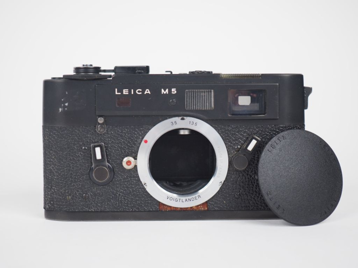 LEICA M5. Appareil photographique n°1350805. (Petits manques à la garn