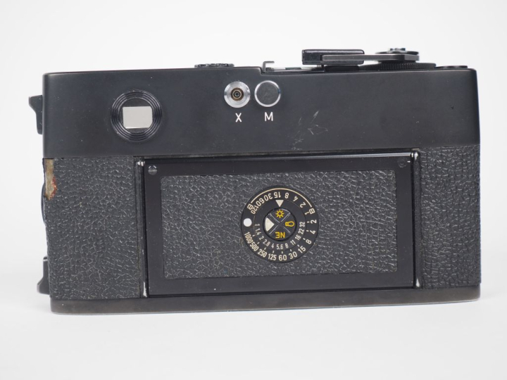 LEICA M5. Appareil photographique n°1350805. (Petits manques à la garn