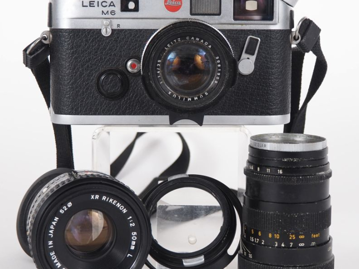 LEICA M6. Appareil photographique n°1741122 (boitier sale) avec trois 