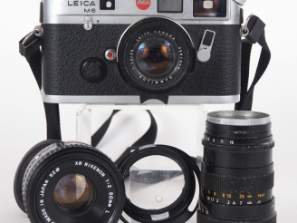 Vente aux enchères LEICA M6. Appareil photographique n°1741122 (boitier sale) avec trois 