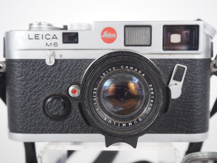 LEICA M6. Appareil photographique n°1741122 (boitier sale) avec trois 