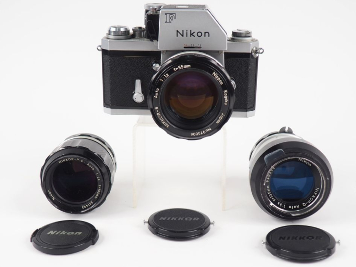 NIKON F. Appareil photographique n°6884754 avec trois objectifs : - NI