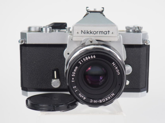Vente aux enchères NIKKORMAT FT. Appareil photographique n°4543032 avec objectif NIKKOR-H