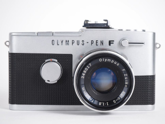 Vente aux enchères OLYMPUS PEN-F. Appareil photographique n°126545 avec objectif F. ZUIKO